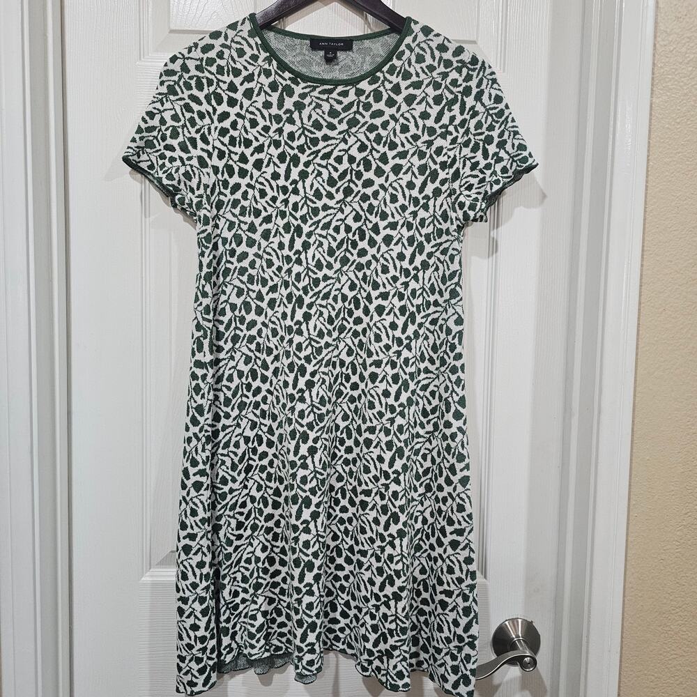 Ann Taylor Sweater Dress Medium Green White Leaf Print Knit Shift Dress - Picture 7 of 7